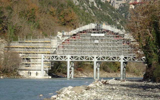 Ιστορική στιγμή: Ξανά στο ιστορικό γεφύρι της Πλάκας ο αγιασμός των υδάτων στα Τζουμέρκα - Media