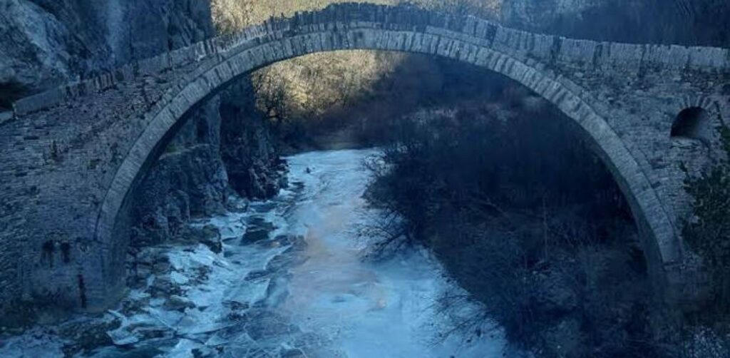 Ήπειρος: Πάγωσε το ποτάμι στο πέτρινο γεφύρι του Κόκκορη στο Ζαγόρι (Photos) - Media