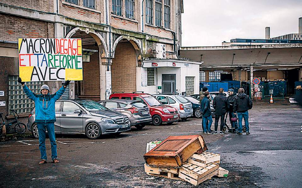Γαλλία: Ρεκόρ διαρκείας έσπασε η απεργία των σιδηροδρομικών - Media