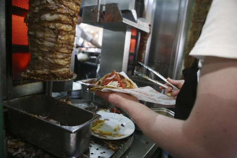 Γύρο, burgers και κεφτέδες από όσπρια για «μερακλήδες» vegan «λανσάρει» ελληνική εταιρεία - Media