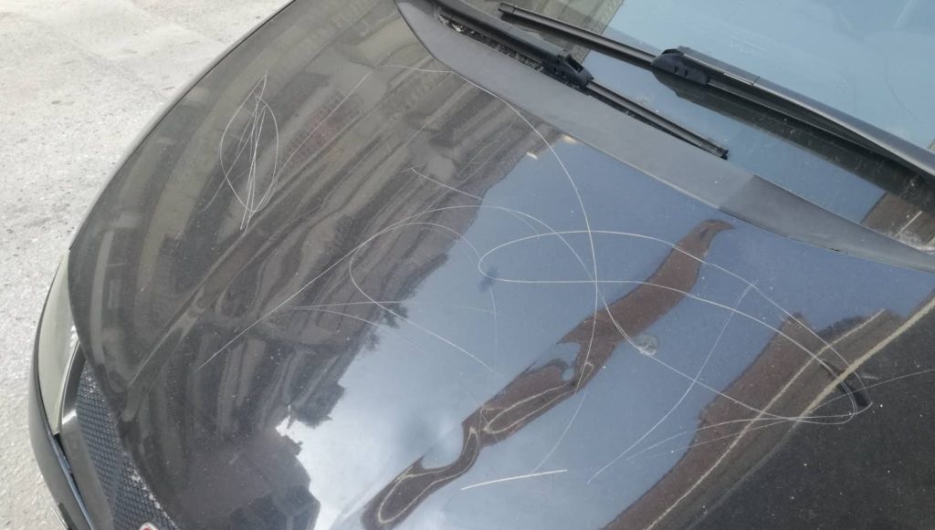 Tρίκαλα: Αυτός την πλήγωσε, αυτή του χάραξε όλο το αυτοκίνητο (Photos) - Media