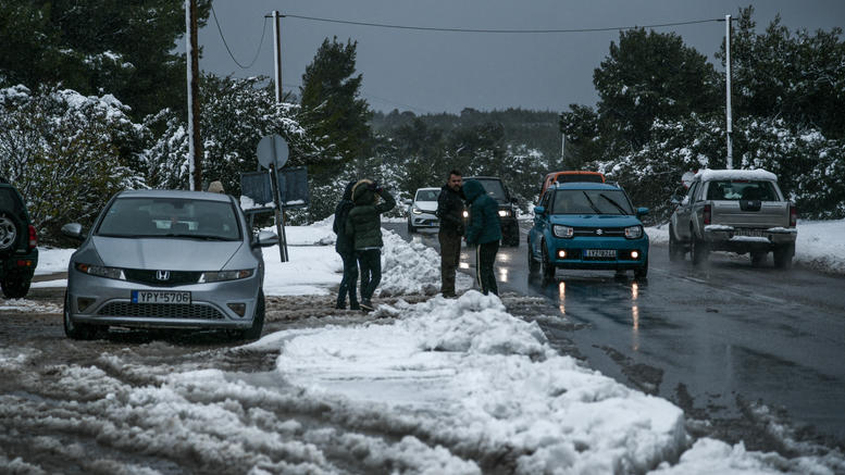 Προβλήματα από τη χιονόπτωση στα Καλάβρυτα - «Κόλλησαν» οδηγοί χωρίς αλυσίδες - Media