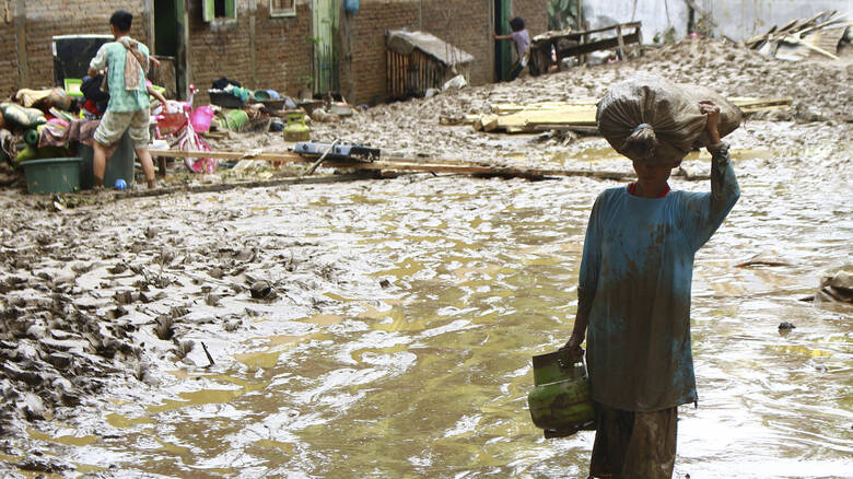 Ινδονησία: Εννέα νεκροί από πλημμύρες και κατολισθήσεις στην Σουμάτρα - Χιλιάδες εγκαταλείπουν τα σπίτια τους - Media