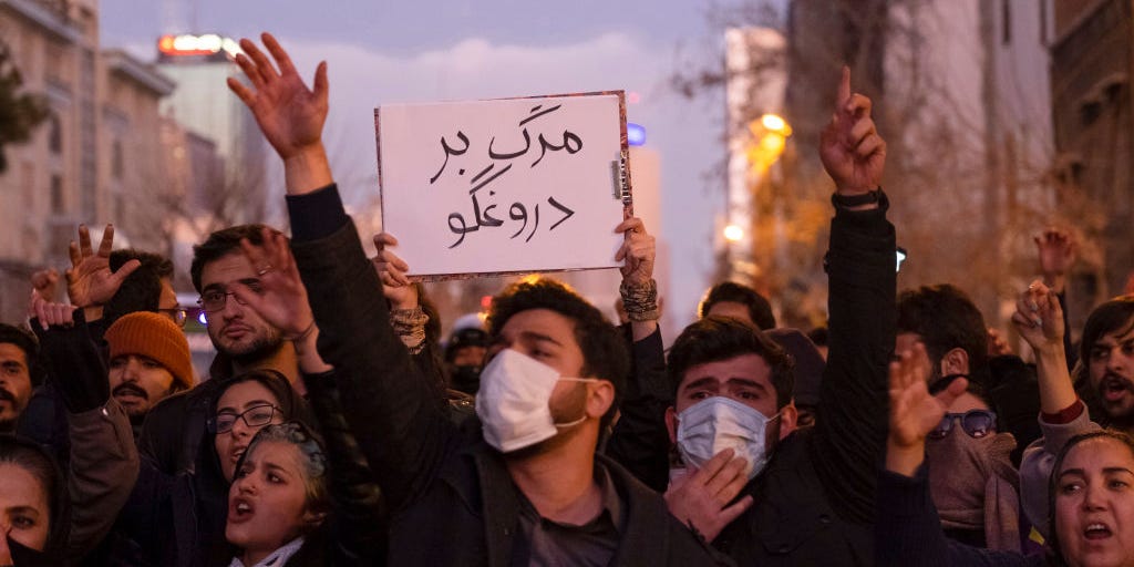 Αναταραχή στο Ιράν μετά την παραδοχή για την κατάρριψη του Boeing: Αντικυβερνητικές διαδηλώσεις και συγκρούσεις - Media