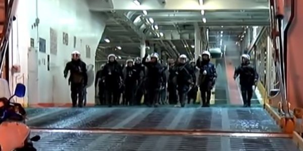 Επεισόδια οπαδών του Ολυμπιακού με την αστυνομία μέσα σε πλοίο! (Video) - Media