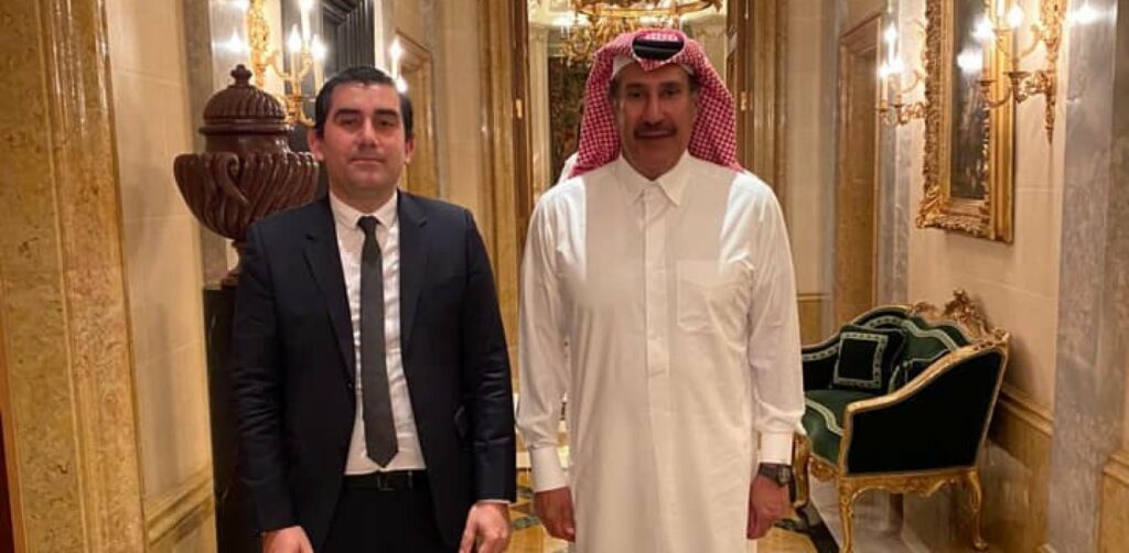 Ο δήμαρχος Σκιάθου σε... ραντεβού με σεΐχη στο Κατάρ - Το νέο 5στερο και οι απευθείας πτήσεις από Ντόχα! (Photos) - Media