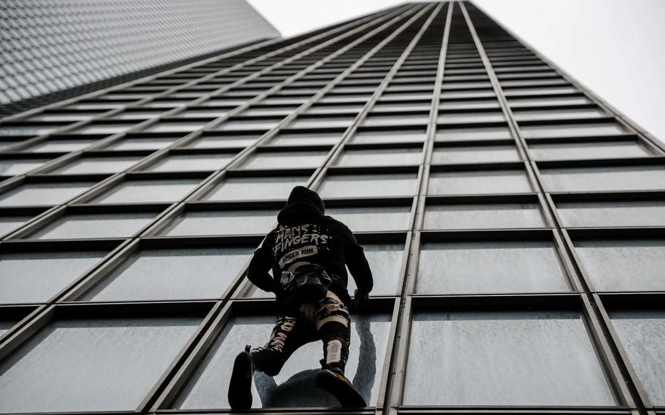 Παρίσι: Ο «Γάλλος Spiderman» σκαρφάλωσε στον πύργο Total - Διαμαρτυρήθηκε  για την ασφαλιστική μεταρρύθμιση (Photos/Video) - Media