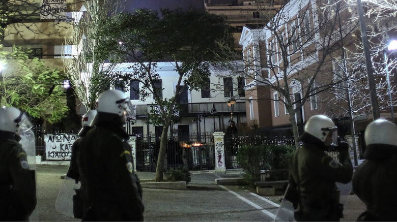 Επίθεση εναντίον αστυνομικών τα ξημερώματα έξω από τη Νομική Σχολή - Media