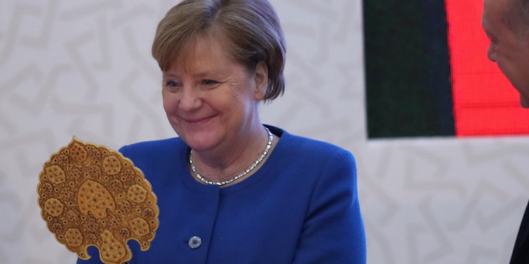 Συνάντηση Μέρκελ με Ερντογάν - Ενθουσιάστηκε η καγκελάριος με τα δώρα του «σουλτάνου» (Photos/Video) - Media