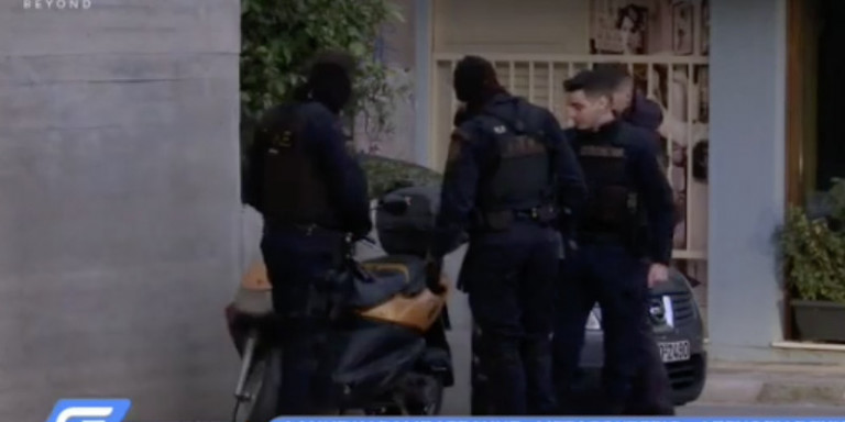 Αστυνομικοί έλεγξαν ύποπτο μηχανάκι έξω από το σπίτι της Αικατερίνης Σακελλαροπούλου (Video) - Media