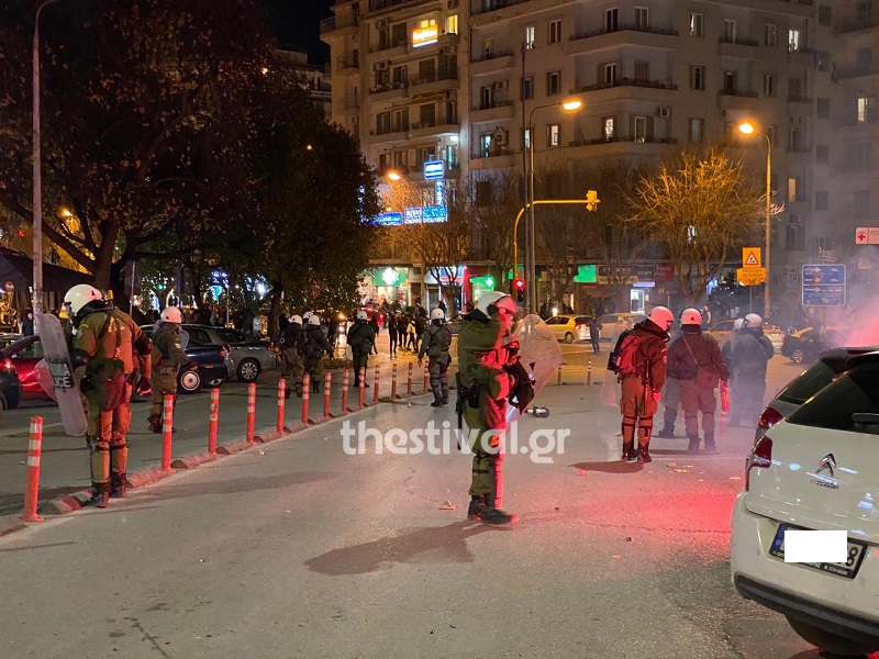 Συλλαλητήριο: Ένταση μεταξύ οπαδών του ΠΑΟΚ και ΜΑΤ στην Εγνατία (Photos/Video) - Media
