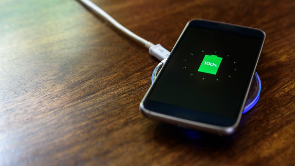 Κι όμως το κάνεις λάθος - Τόσα χρόνια φόρτιζες με λάθος τρόπο τη μπαταρία του κινητού σου - Media