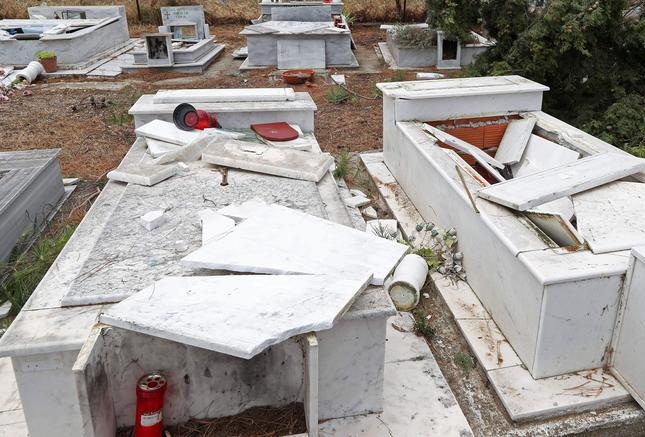 Μεσσηνία: Ανήλικοι ξέθαψαν νεκρή και την κάθισαν στην είσοδο του νεκροταφείου - Media