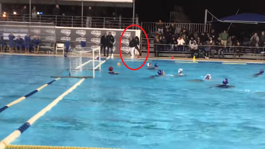 Απίστευτο σκηνικό: Διεκόπη το Γλυφάδα-Εθνικός, οπαδός έριξε τον διαιτητή στην πισίνα! (Video) - Media