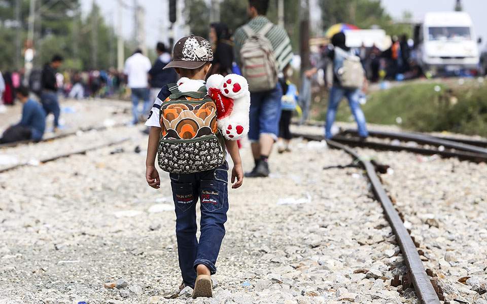 Tη μετεγκατάσταση 5.500 ασυνόδευτων προσφυγόπουλων δρομολογεί η Κομισιόν - Media