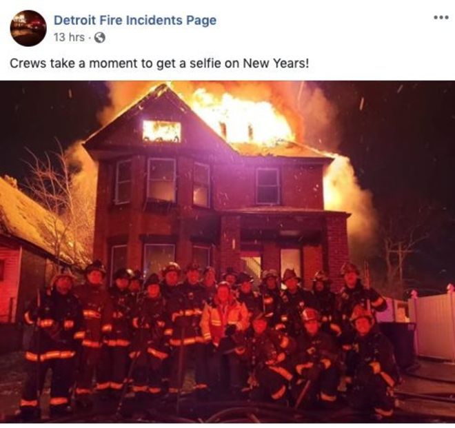 ΗΠΑ: Πυροσβέστες έβγαλαν... πρωτοχρονιάτικη σέλφι μπροστά από σπίτι που καιγόταν! (Photo) - Media
