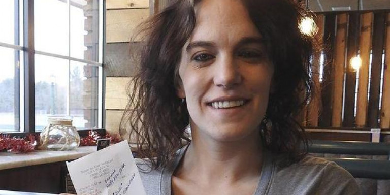 Η καλή πράξη της χρονιάς: Σερβιτόρα πήρε φιλοδώρημα 2.020 δολαρίων (Video) - Media