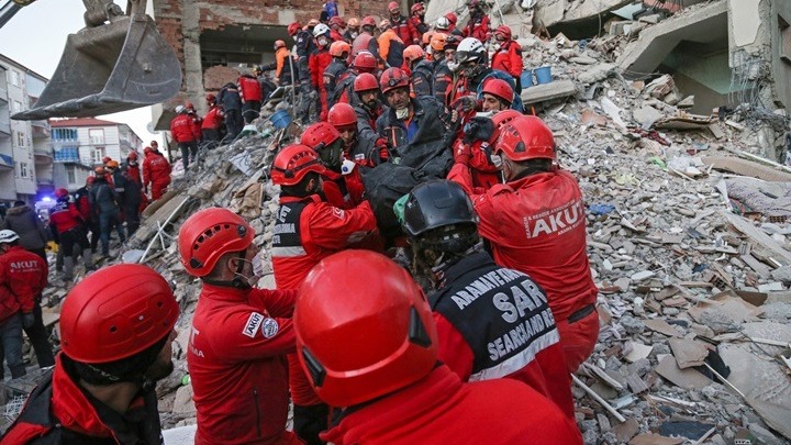 Τουρκία: Συνεχίζονται οι προσπάθειες εντοπισμού επιζώντων από το σεισμό - Media