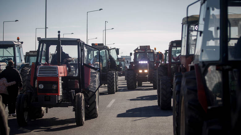 Λάρισα: Έβγαλαν τα τρακτέρ στους δρόμους οι αγρότες - Απέκλεισαν συμβολικά τον δρόμο Λάρισας - Κοζάνης οι αγρότες του Τυρνάβου - Media