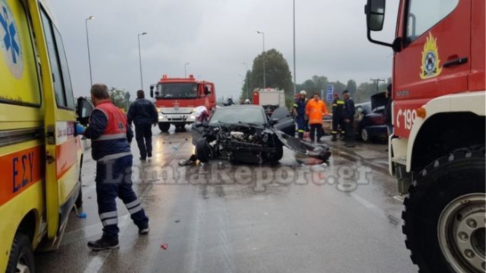 Τραγωδία στη Λιβαδειά: Νεκροί σε τροχαίο δύο νεαροί φίλοι - Το αυτοκίνητό τους καρφώθηκε σε δέντρο - Media