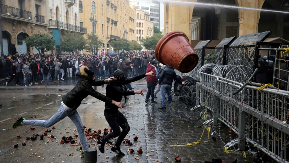 Συγκρούσεις διαδηλωτών με αστυνομικούς στο κέντρο της Βηρυτού - Media