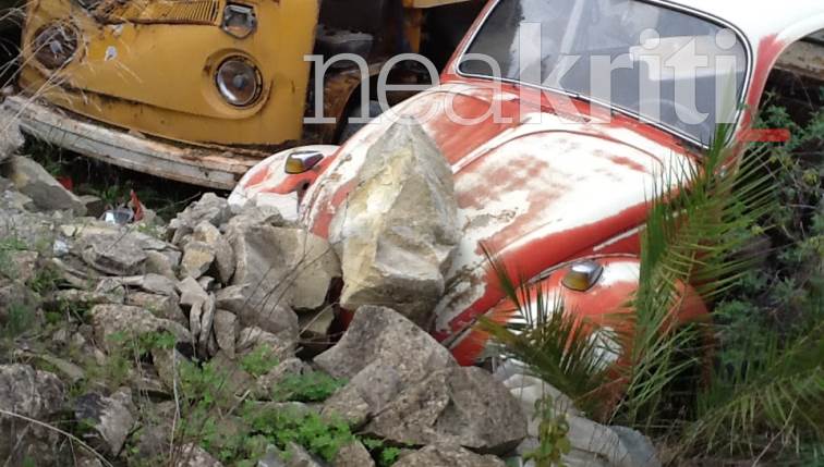 Σκηνές τρόμου σε χωριό του Ηρακλείου: Τεράστιος βράχος έπεσε κοντά σε σπίτι - Μία… κηδεία έσωσε την οικογένεια (Photos/Video) - Media Gallery 7
