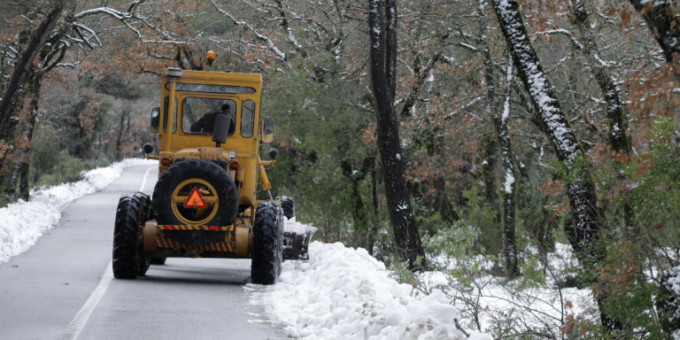 Κακοκαιρία στην Κρήτη: Χιονίζει σε Λασίθι και Ανώγεια - Πλημμύρες, Κατολισθήσεις, δεμένα τα πλοία - Media