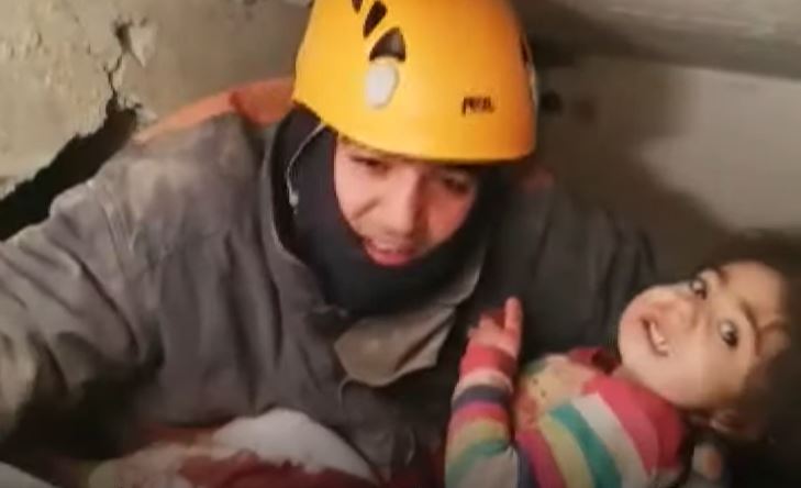 Σεισμός-Τουρκία: Κοριτσάκι δύο ετών απεγκλωβίστηκε με τη μητέρα του 28 ώρες μετά τον σεισμό (Photos/Videos) - Media