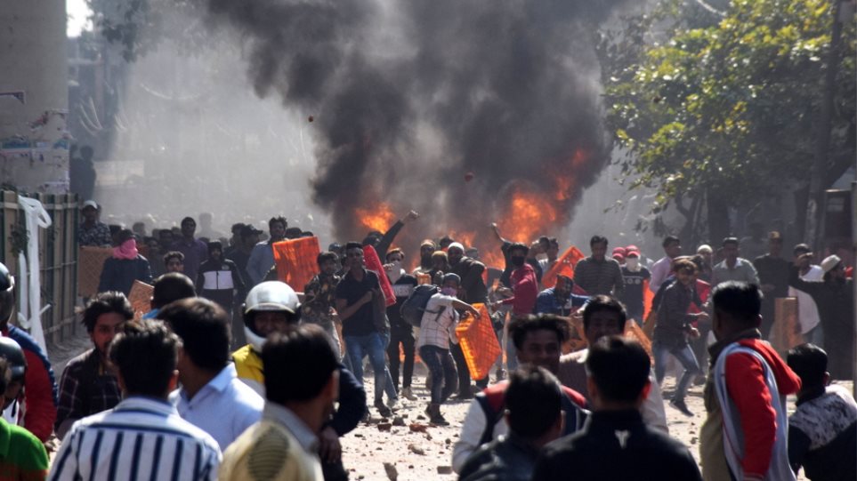 Ινδία: 7 νεκροί και δεκάδες τραυματίες στις διαδηλώσεις εν μέσω της επίσκεψης Τραμπ (Photos) - Media