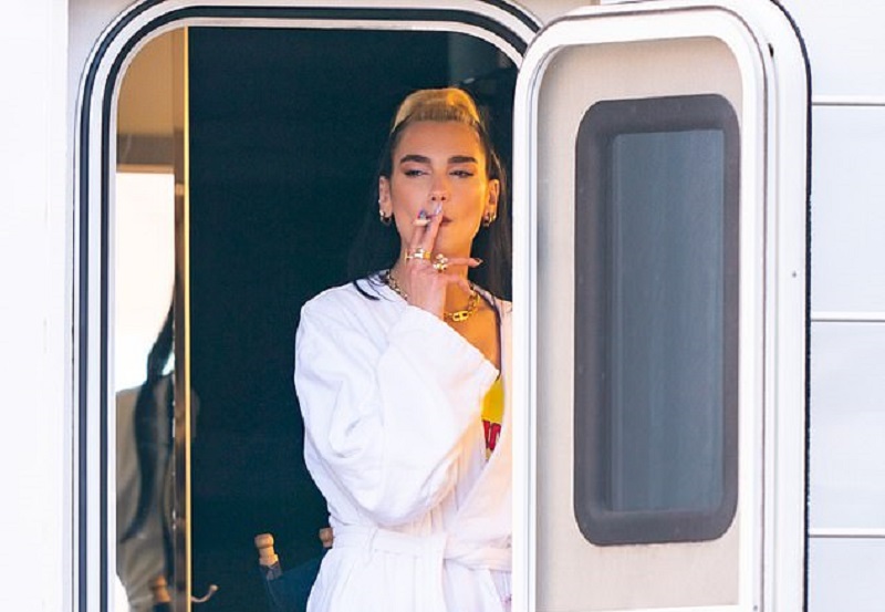 Ντούα Λίπα: Φοράει τη λευκή ρόμπα της και κάνει τσιγάρο (Photos) - Media