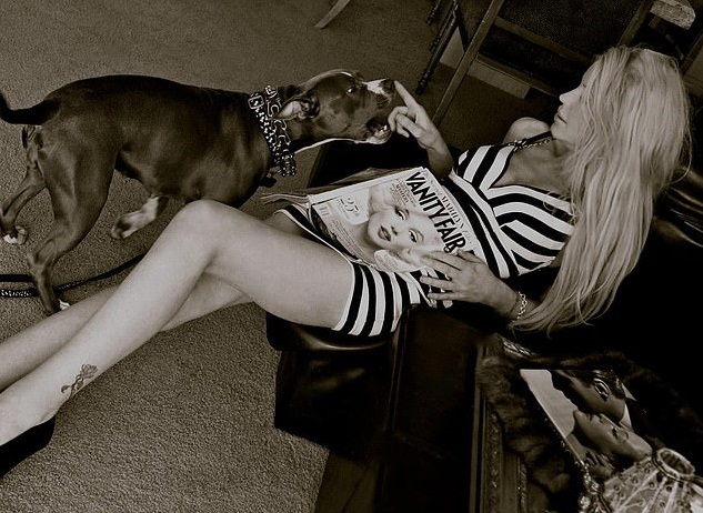 Πίτμπουλ κατασπάραξαν το χέρι μοντέλου του Playboy (Σκληρές Photos) - Media