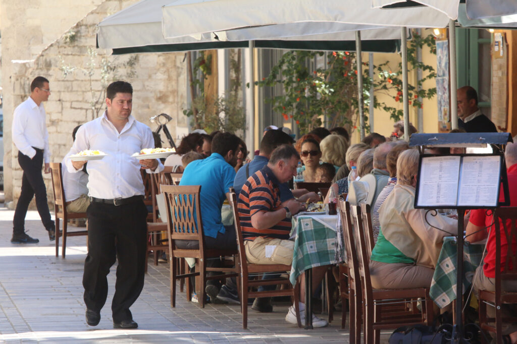 Κρήτη: Παρέα νταήδων «έσπασε στο ξύλο» σερβιτόρο γιατί τους έκανε παρατήρηση - Media