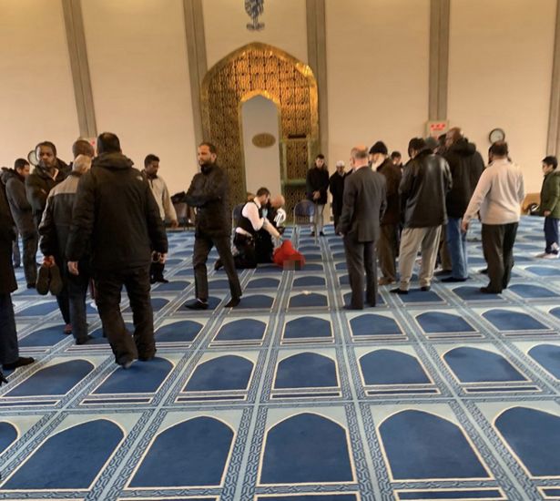 Συναγερμός στο Λονδίνο: Εισέβαλε σε τζαμί και μαχαίρωσε στον λαιμό ιμάμη (Photos) - Media
