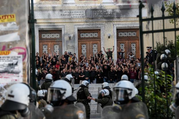 Αθώοι οι φοιτητές για τα επεισόδια στην ΑΣΟΕΕ - Ένταση έξω από το πανεπιστήμιο - Media