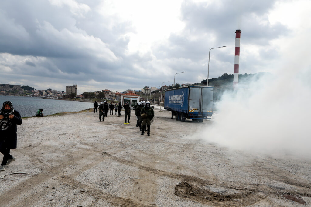 Τρόμος στη Λέσβο: Οπλισμένοι ακροδεξιοί επιτέθηκαν σε θαμώνες καταστήματος (Video) - Media