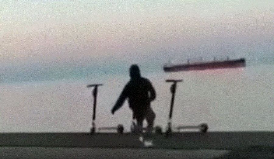  Θεσσαλονίκη: Ρίχνουν πατίνια στον Θερμαϊκό και πανηγυρίζουν (Video) - Media