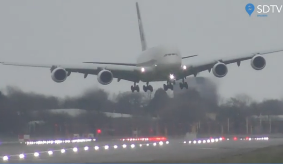 Ο «γίγαντας» Α380 παρασύρεται από θυελλώδεις ανέμους - «Νικά» τον «Αίολο» και προσγειώνεται κάθετα (Video) - Media