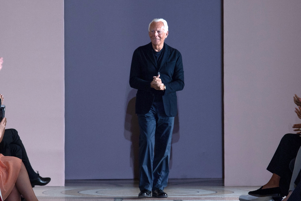 Giorgio Armani: Τα έβαλε με τους σχεδιαστές μόδας που «βιάζουν» τις γυναίκες με τα ρούχα τους - Media