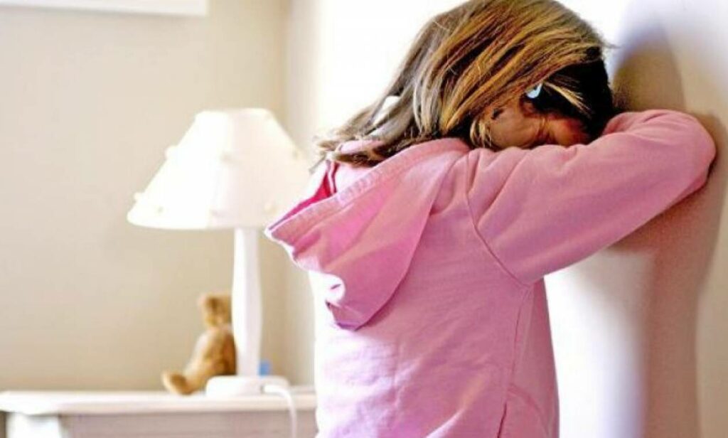 Λαμία: Πατέρας βίαζε την ανήλικη κόρη του και την υποχρέωνε να τον φωνάζει «μωρό μου» - Media