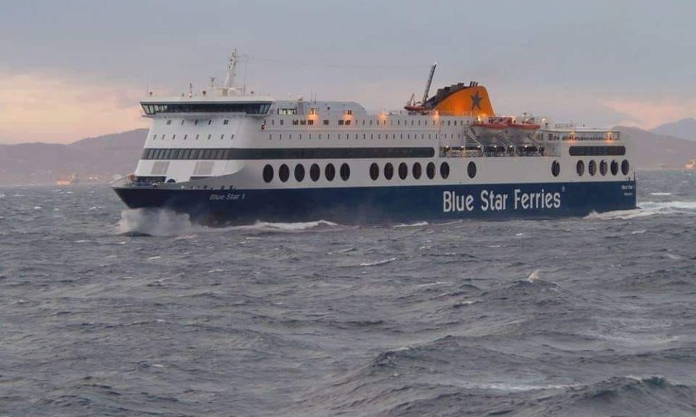 Σε ολοήμερη «μάχη» με τα κύματα ανοιχτά της Ρόδου το Blue Star 2 - Δεν μπορεί να δέσει στο λιμάνι - Media