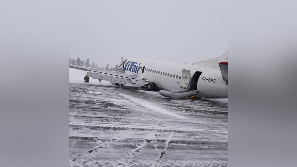 Ρωσία: Καρέ-καρέ η προσγείωση αεροπλάνου «με την κοιλιά» σε αεροδρόμιο της Σιβηρίας (Photos/Video) - Media