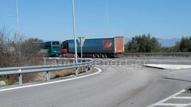 Φθιώτιδα: Νταλίκα παραβίασε STOP και χτύπησε λεωφορείο του ΚΤΕΛ - Media