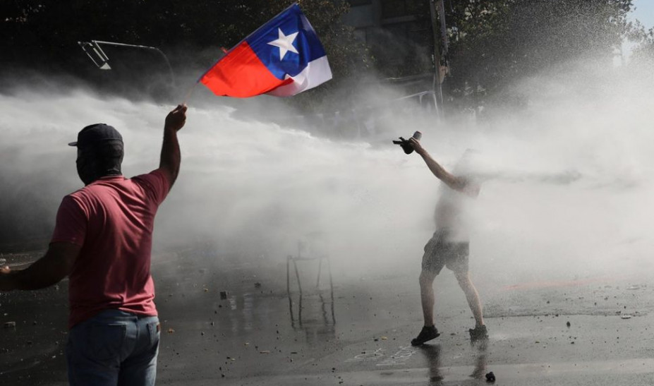 Χιλή: Αντικυβερνητικές «νότες» στο μεγαλύτερο διεθνές φεστιβάλ τραγουδιού της Λατινικής Αμερικής - Βίαια επεισόδια μεταξύ διαδηλωτών και αστυνομίας - Media