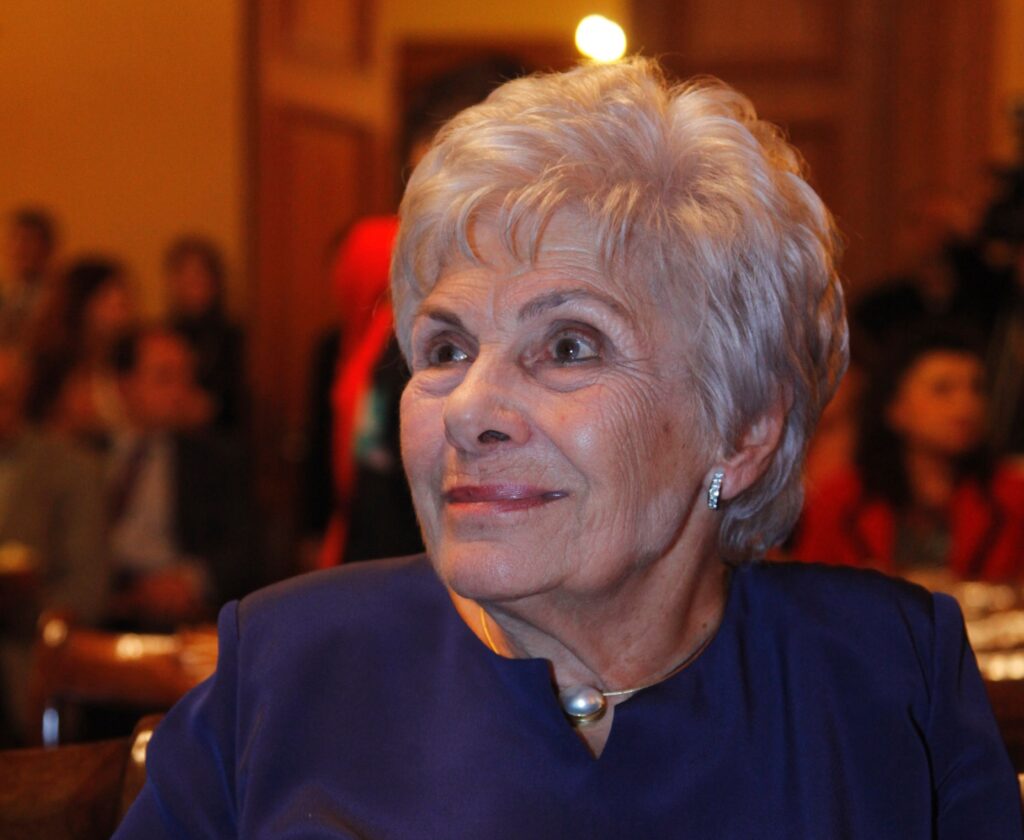 Κική Δημουλά: Παραμένει στην εντατική με σοβαρή λοίμωξη του αναπνευστικού - Media