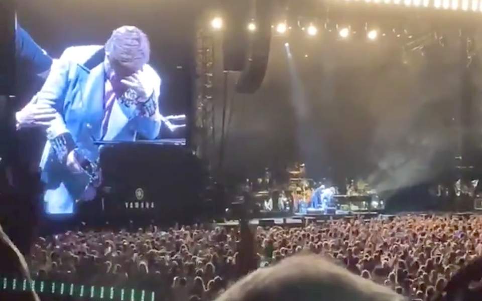 Έλτον Τζον: Ξέσπασε σε δάκρυα και διέκοψε συναυλία (Video) - Media