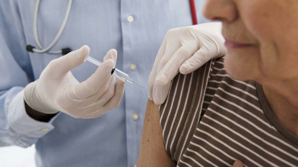 ΕΟΔΥ για αντιγριπικό εμβόλιο: Μειώνει σημαντικά τον κίνδυνο θανάτου από τη γρίπη - Media
