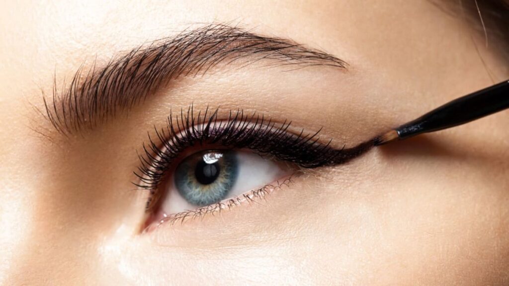 Προσοχή με το eyeliner: Τι μπορεί να πάθουν τα μάτια σας - Media