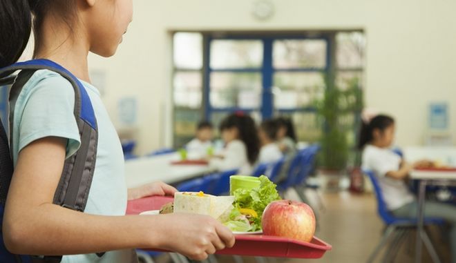 Σχολικά γεύματα: Μεγάλες καθυστερήσεις στη διανομή τους σε πολλές περιοχές της χώρας - Media