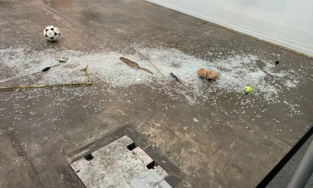 Όσκαρ... ατσουμπαλιάς! Κριτικός κατέστρεψε έργο τέχνης αξίας 20.000 δολαρίων (Photos) - Media