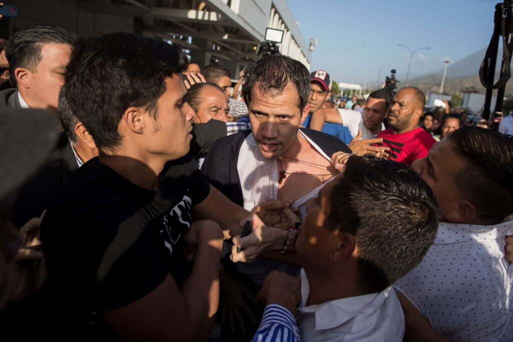 Βενεζουέλα: Προπηλάκισαν και μπουγέλωσαν τον Γκουαϊδό - «Είσαι προδότης» (Video) - Media